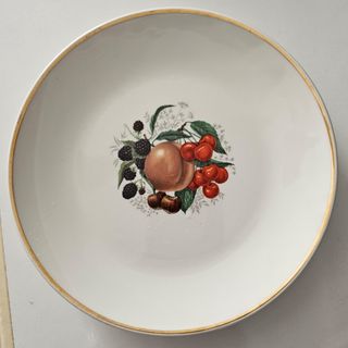 Platos de postre de loza con filo dorado