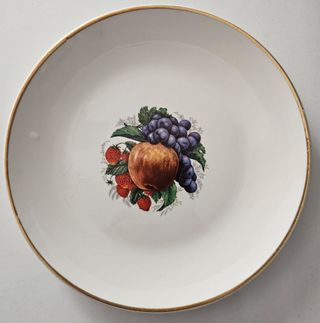 Platos de postre de loza con filo dorado