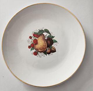 Platos de postre de loza con filo dorado