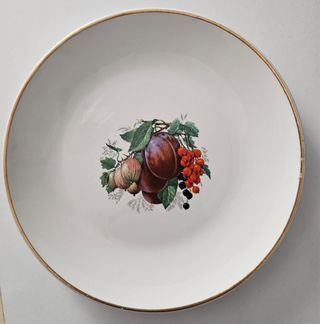 Platos de postre de loza con filo dorado