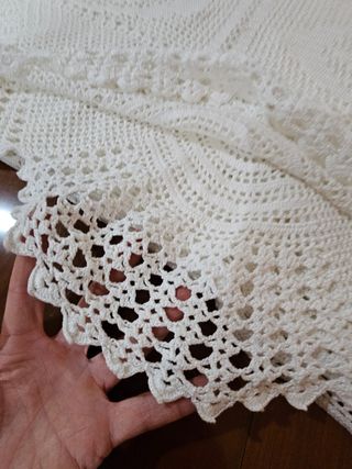 Colcha hecha amano en ganchillo .