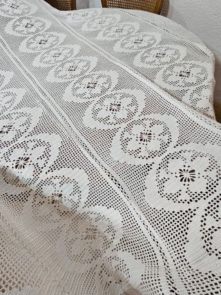 Colcha hecha amano en ganchillo .