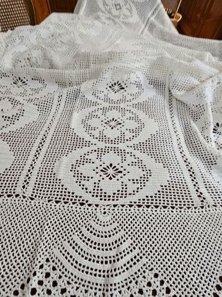 Colcha hecha amano en ganchillo .