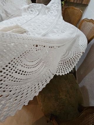 Colcha hecha amano en ganchillo .