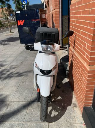 Peugeot tweet 125 Moto de reparto con un asiento