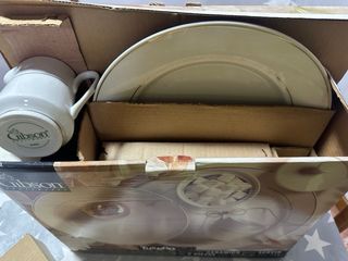 Vajilla con borde de oro