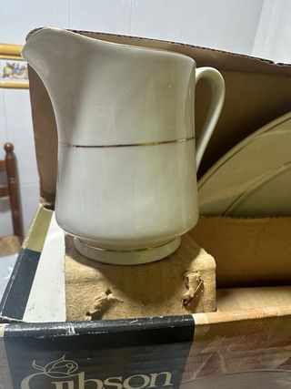 Vajilla con borde de oro