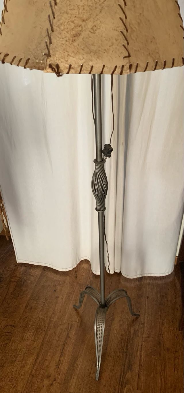 Lámpara de pie forja y mampara de piel