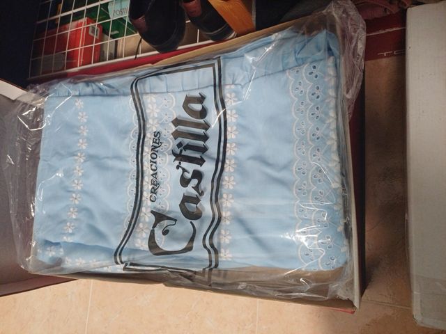 Colcha de cama bordada antigua