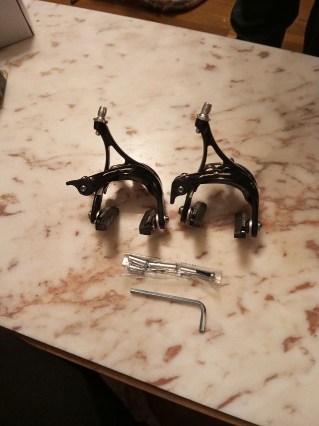 Frenos de pinza de bicicleta.