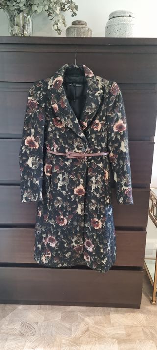 Abrigo largo estampado de Zara.