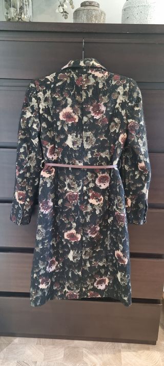 Abrigo largo estampado de Zara.