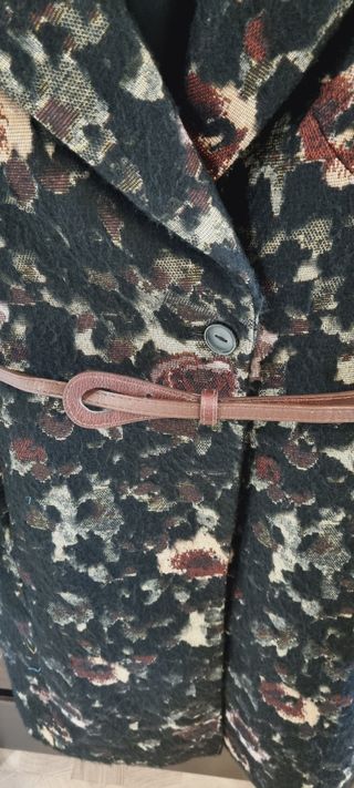Abrigo largo estampado de Zara.