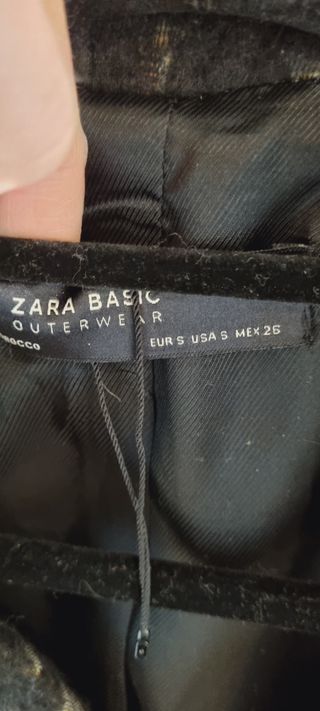 Abrigo largo estampado de Zara.