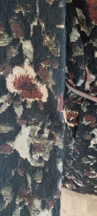 Abrigo largo estampado de Zara.