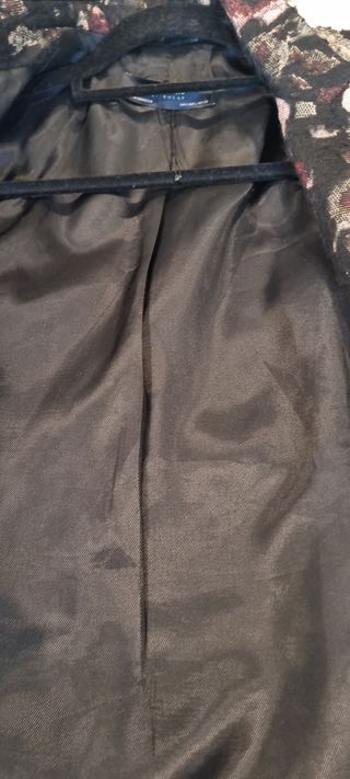 Abrigo largo estampado de Zara.