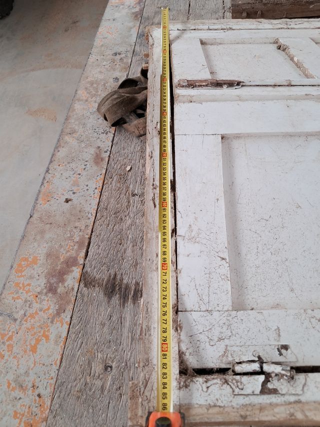 Ventana madera antigua con reja