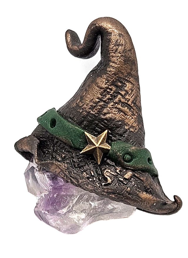 Sombrero de bruja con amatista broche