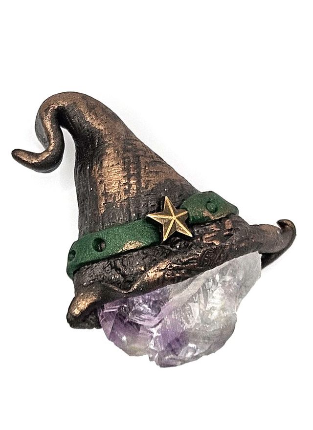 Sombrero de bruja con amatista broche