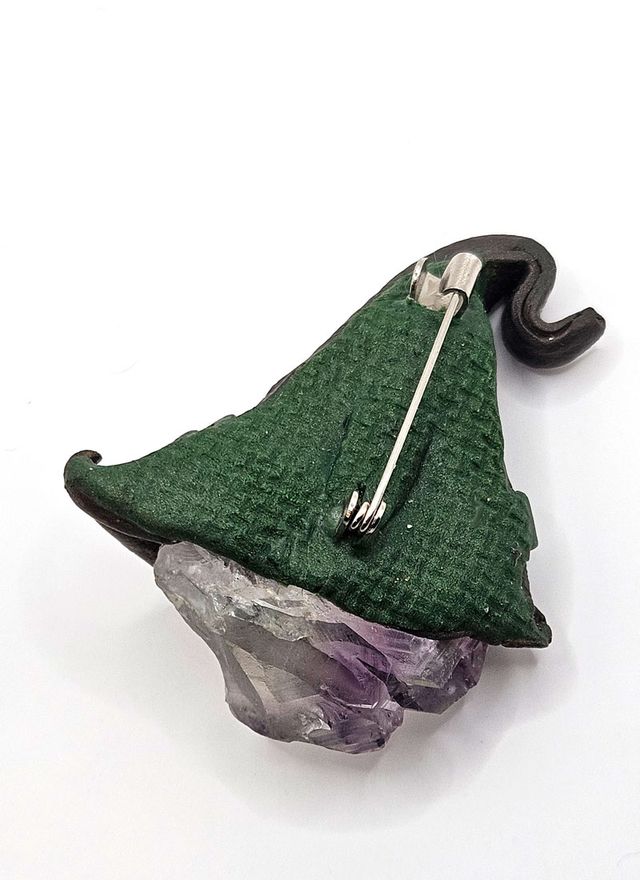 Sombrero de bruja con amatista broche