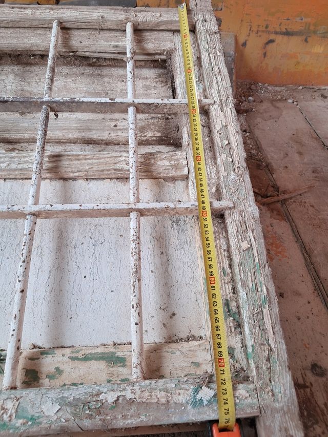 Ventana madera antigua con reja