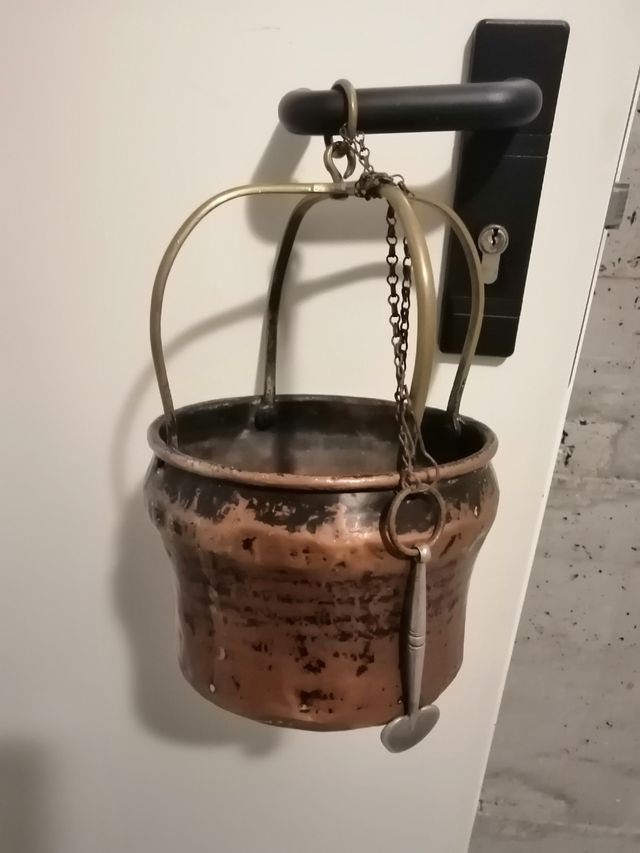 Vecchio scaldaletto antico in rame