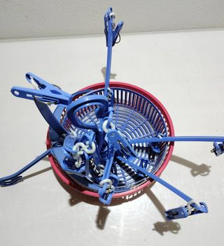 Stendibiancheria e cestino pieghevole per mollette