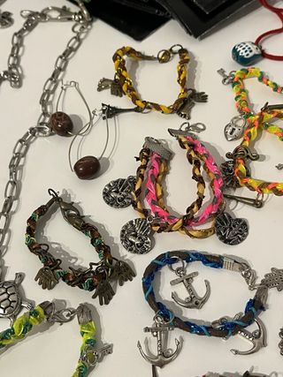 Pulseras, collares y sobres