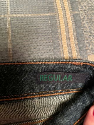 Pantalón vaquero oscuro