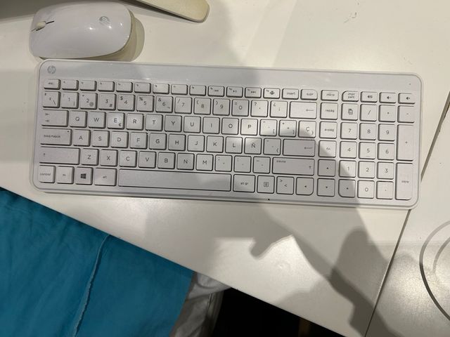 Hp all in one tactil con raton teclado y win10