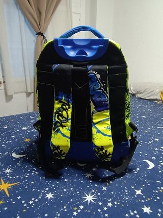 Mochila Escolar colo azul preciosa en buen estado 