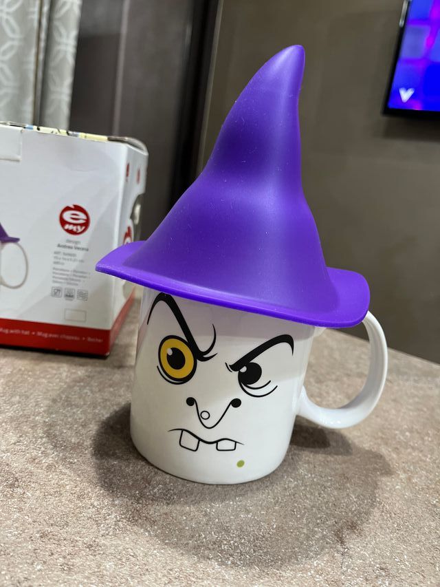 Tazza in porcellana strega