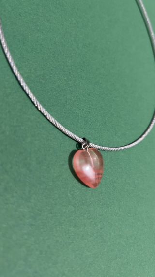 🌙 Corazón de Piedra Cristalina en Cable de Acer