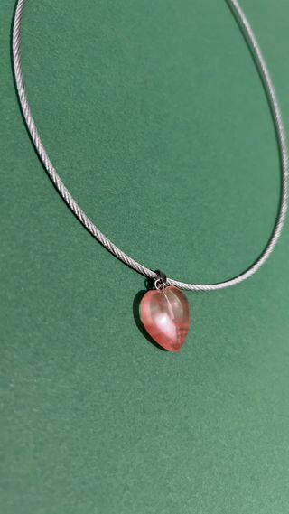 🌙 Corazón de Piedra Cristalina en Cable de Acer