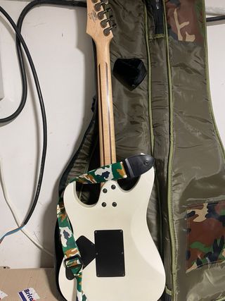 Guitarra electrica Xcort blancaAccesAmplificador