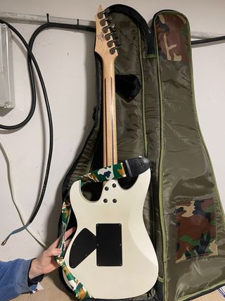 Guitarra electrica Xcort blancaAccesAmplificador