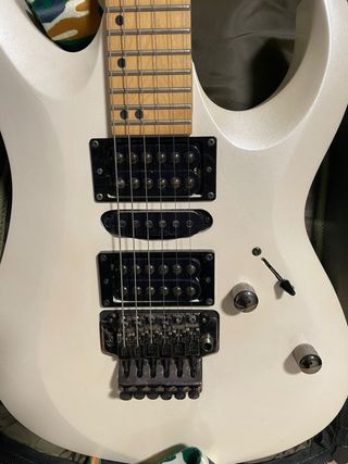 Guitarra electrica Xcort blancaAccesAmplificador