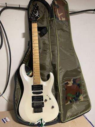 Guitarra electrica Xcort blancaAccesAmplificador