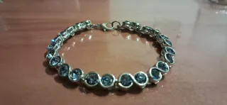 Pulsera plateada , morada y brillantes sin estrena