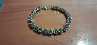 Pulsera plateada , morada y brillantes sin estrena