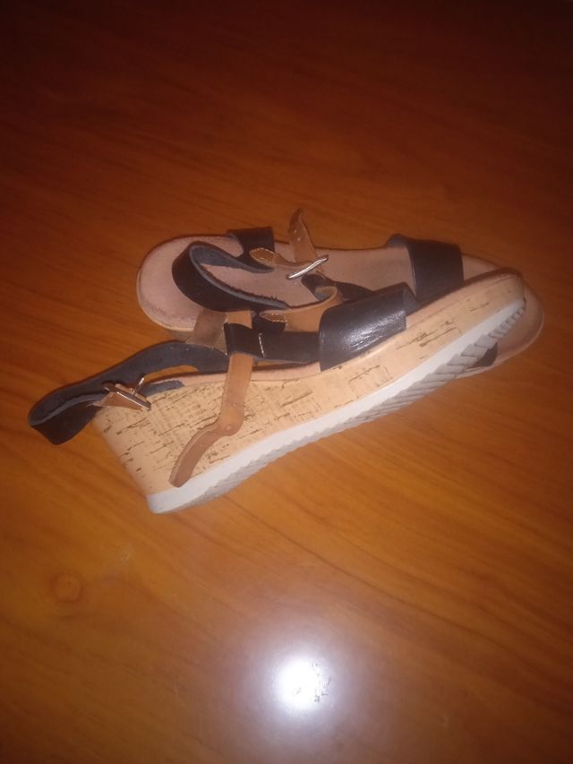 Sandalia tacón piel con cuña  35, suela boanditala