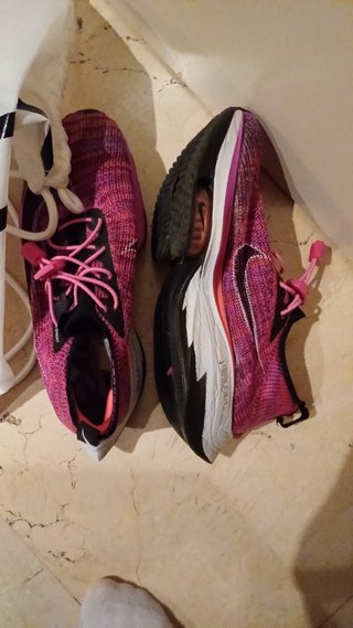 Unisex. Nike Air Zoom Alphafly, carbono, con cord