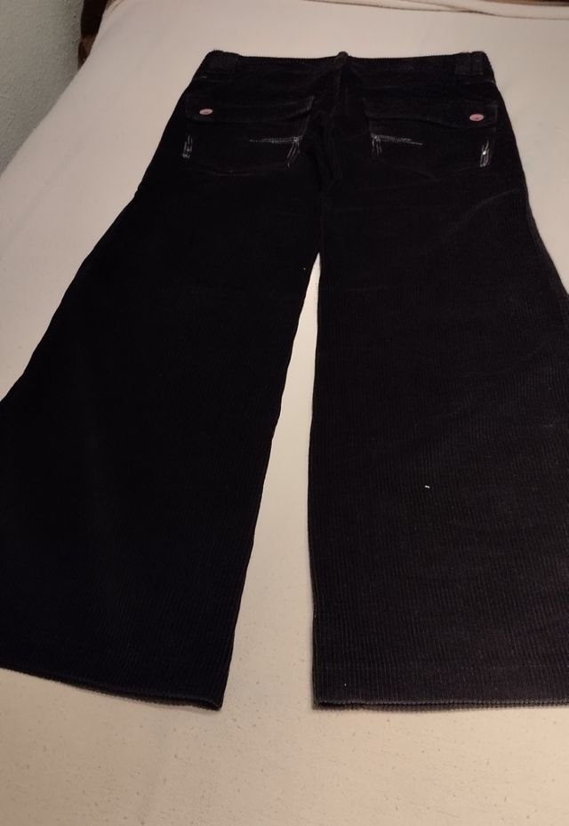 Pantaloni neri in velluto a coste.