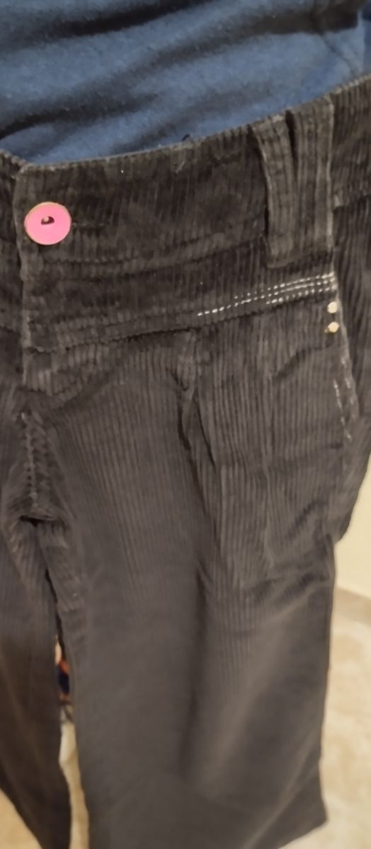 Pantaloni neri in velluto a coste.