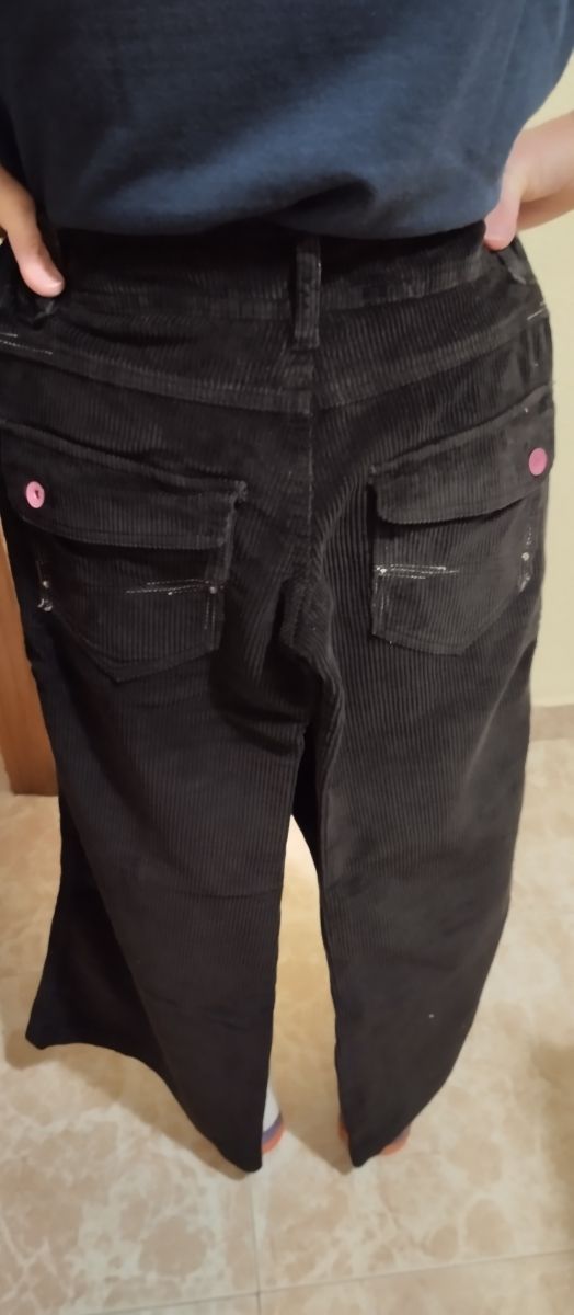 Pantaloni neri in velluto a coste.