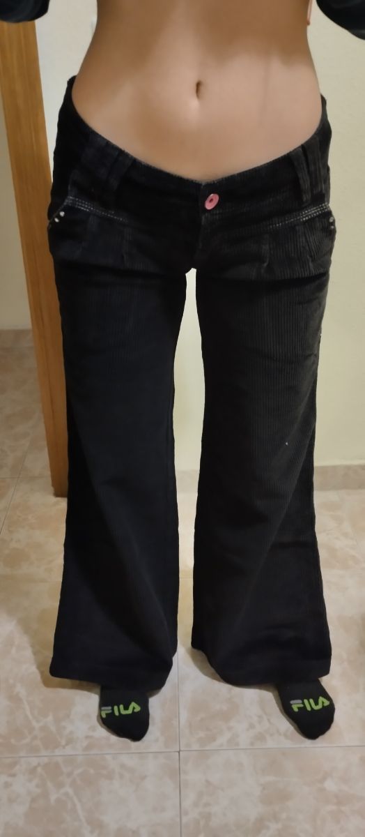 Pantaloni neri in velluto a coste.