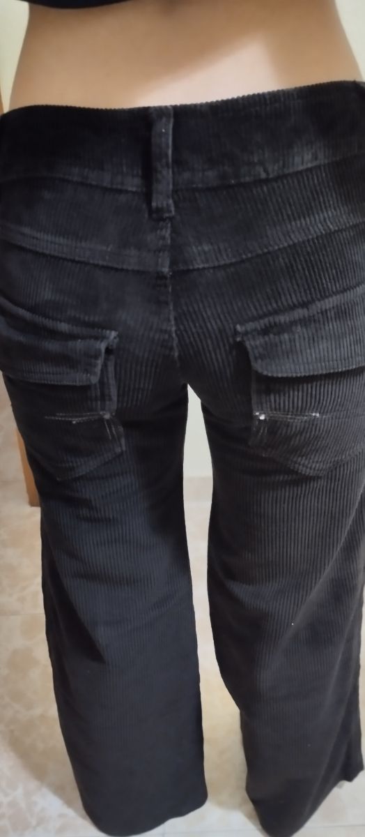 Pantaloni neri in velluto a coste.