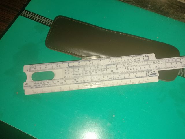 Regolo vintage anni 70/80 
Con custodia in pelle 