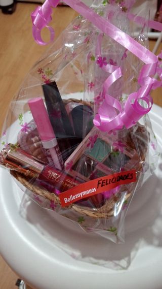 Cesta regalo lote de Maquillaje