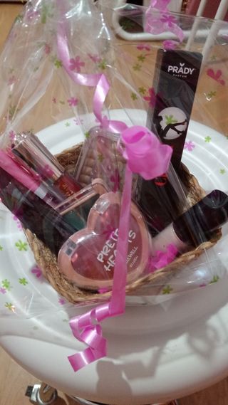 Cesta regalo lote de Maquillaje